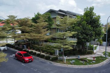 (LUXURY UNIT SOPHISTICATED DESIGN) 2.5 Storey Bungalow Danau Mutiara @ Presint 16 Putrajaya