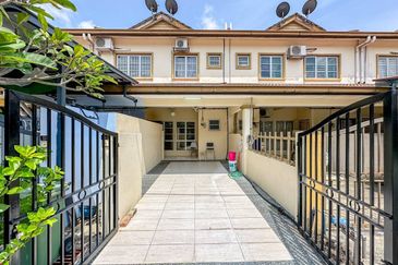 (GROUND FLOOR) Renovated Townhouse Taman Lagenda Suria Hulu Langat 