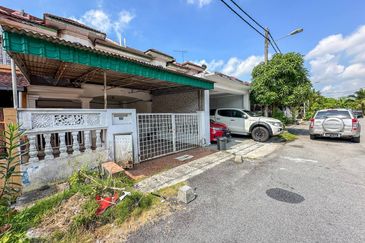 (FULL EXTENDED)(RENOVATED) 2 Storey Jalan Kebun Nenas Bandar Putera Klang