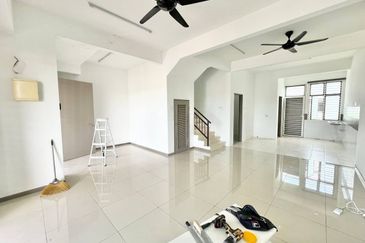 (FACING PADANG) 2 Storey Fasa 3, Saujana KLIA 