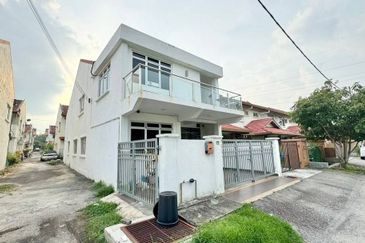 (FULLY RENOVATED)(END LOT) 2 Storey Taman Salak Perdana, Salak Tinggi