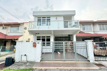 (FULLY RENOVATED)(END LOT) 2 Storey Taman Salak Perdana, Salak Tinggi