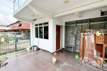 (FULLY RENOVATED)(END LOT) 2 Storey Taman Salak Perdana, Salak Tinggi