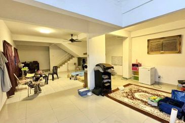 (FULLY RENOVATED)(END LOT) 2 Storey Taman Salak Perdana, Salak Tinggi