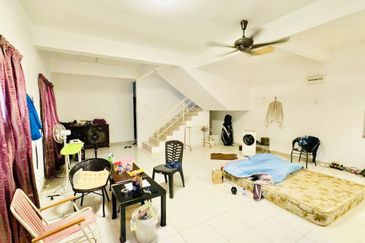 (FULLY RENOVATED)(END LOT) 2 Storey Taman Salak Perdana, Salak Tinggi