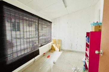 (FULLY RENOVATED)(END LOT) 2 Storey Taman Salak Perdana, Salak Tinggi