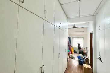 (FULLY RENOVATED)(END LOT) 2 Storey Taman Salak Perdana, Salak Tinggi