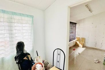 (FULLY RENOVATED)(END LOT) 2 Storey Taman Salak Perdana, Salak Tinggi