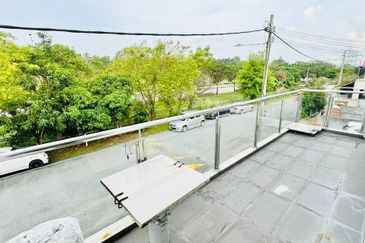 (FULLY RENOVATED)(END LOT) 2 Storey Taman Salak Perdana, Salak Tinggi