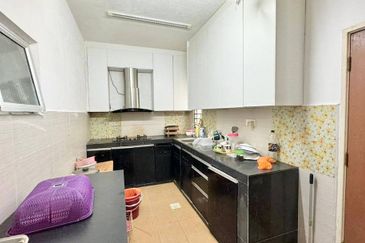 (FULLY RENOVATED)(END LOT) 2 Storey Taman Salak Perdana, Salak Tinggi