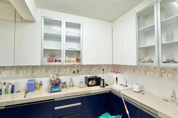 (FULLY RENOVATED)(END LOT) 2 Storey Taman Salak Perdana, Salak Tinggi