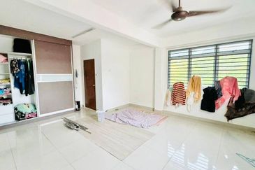 (FULLY RENOVATED)(END LOT) 2 Storey Taman Salak Perdana, Salak Tinggi