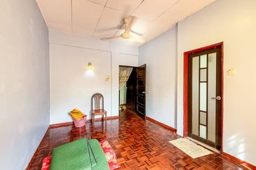 Jalan Akuamarin 7/21