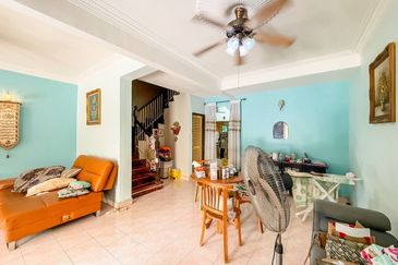 Jalan Akuamarin 7/21