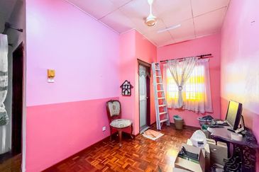 Jalan Akuamarin 7/21