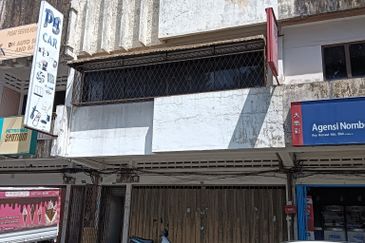 For Sale Freehold Main Road Double-Storey Terrraced Shophouse @ Taman Musim Bunga, Ipoh