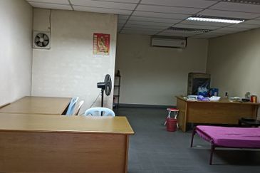 For Sale Freehold Main Road Double-Storey Terrraced Shophouse @ Taman Musim Bunga, Ipoh