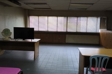 For Sale Freehold Main Road Double-Storey Terrraced Shophouse @ Taman Musim Bunga, Ipoh