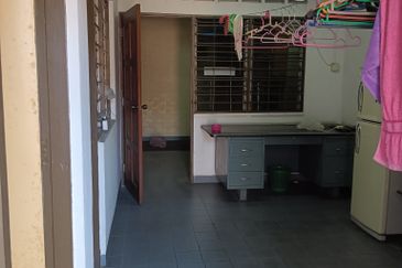 For Sale Freehold Main Road Double-Storey Terrraced Shophouse @ Taman Musim Bunga, Ipoh