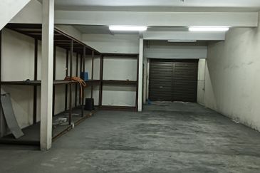 For Sale Freehold Main Road Double-Storey Terrraced Shophouse @ Taman Musim Bunga, Ipoh