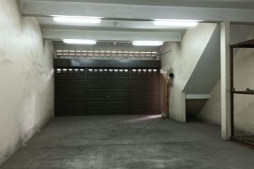 For Sale Freehold Main Road Double-Storey Terrraced Shophouse @ Taman Musim Bunga, Ipoh