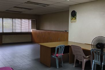 For Sale Freehold Main Road Double-Storey Terrraced Shophouse @ Taman Musim Bunga, Ipoh