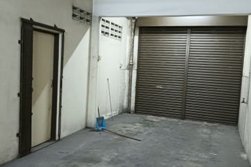 For Sale Freehold Main Road Double-Storey Terrraced Shophouse @ Taman Musim Bunga, Ipoh