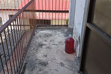 For Sale Freehold Main Road Double-Storey Terrraced Shophouse @ Taman Musim Bunga, Ipoh