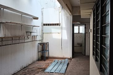 For Sale Double-Storey Terraced Shophouse in Taman Kemuncak, Ipoh.