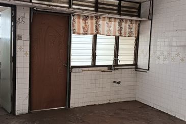 For Sale Double-Storey Terraced Shophouse in Taman Kemuncak, Ipoh.