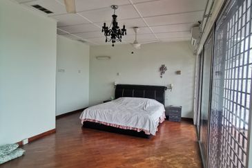 3 Sty House At Cangkat Ria,B. Ferringhi For Sale

