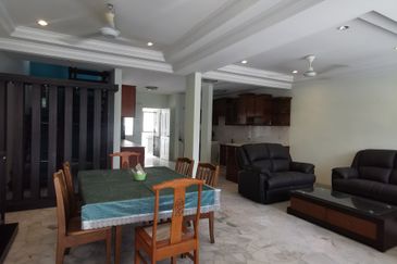 3 Sty House At Cangkat Ria,B. Ferringhi For Sale

