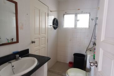 3 Sty House At Cangkat Ria,B. Ferringhi For Sale

