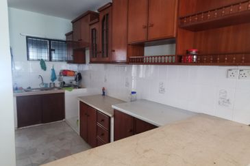 3 Sty House At Cangkat Ria,B. Ferringhi For Sale

