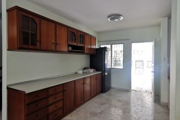 3 Sty House At Cangkat Ria,B. Ferringhi For Sale

