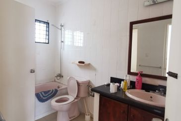 3 Sty House At Cangkat Ria,B. Ferringhi For Sale

