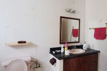 3 Sty House At Cangkat Ria,B. Ferringhi For Sale

