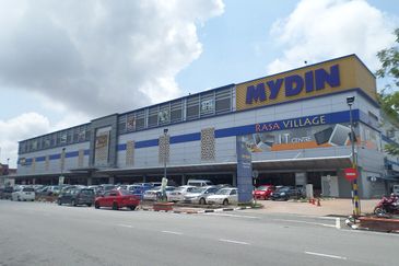 𝐁𝐚𝐧𝐝𝐚𝐫 𝐏𝐫𝐢𝐦𝐚 𝐒𝐞𝐧𝐚𝐰𝐚𝐧𝐠 - 𝟐 𝐀𝐝𝐣𝐨𝐢𝐧𝐢𝐧𝐠 𝟑 𝐒𝐭𝐨𝐫𝐞𝐲 𝐒𝐡𝐨𝐩𝐥𝐨𝐭𝐬 𝐅𝐨𝐫 𝐒𝐚𝐥𝐞