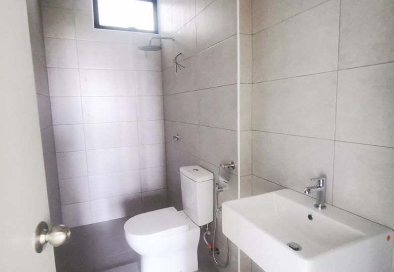 Bayu Residence - Newly Completed Huge Layout Unit Bare Unit RM1800