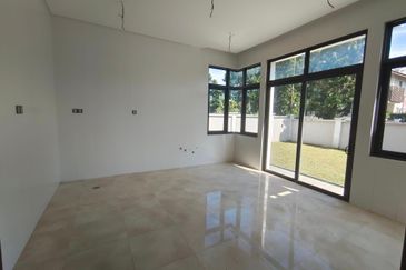 FLORA TROPIKA (THE THOMPSON)