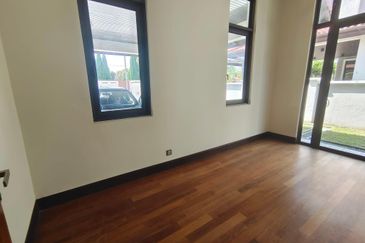 FLORA TROPIKA (THE THOMPSON)