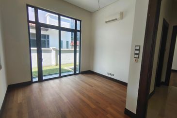 FLORA TROPIKA (THE THOMPSON)