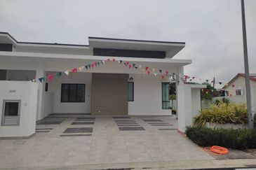 Single story Semi Detached House in Senai 