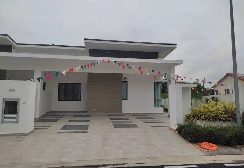 Single story Semi Detached House in Senai 