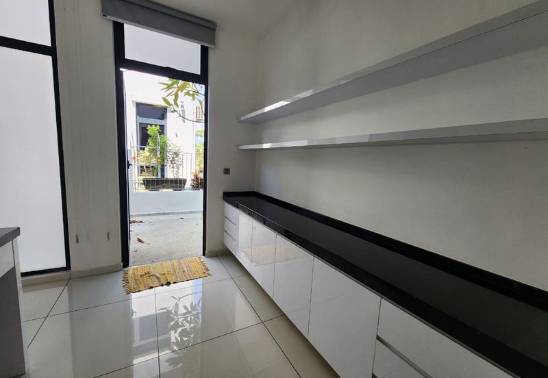 3 story bungalow for sell @ Horizon Hills