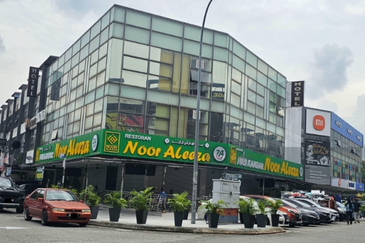 The Trillium Lakefields 3 Storey Corner Shop Lot For Sale