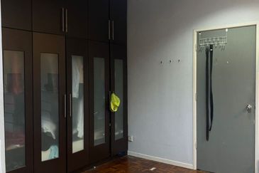 Renovated 2 Sty Terrace house In Kota Kemuning for Sale!!