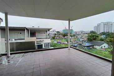 Taman east utama, 3 Story house for Rent 