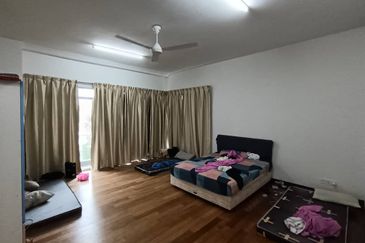 Taman east utama, 3 Story house for Rent 