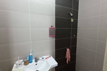 Taman east utama, 3 Story house for Rent 